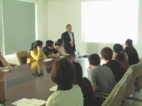 2013年4月24日，正睿老師對(duì)佳樂公司進(jìn)行倉(cāng)儲(chǔ)管理的培訓(xùn)