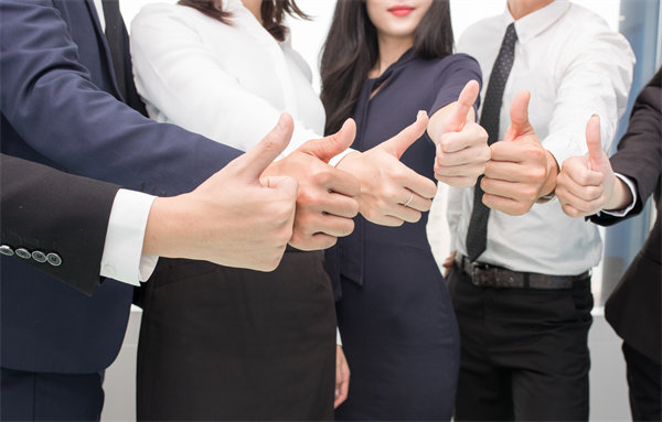 在企業(yè)管理中，專權(quán)式和民主式管理各有哪些優(yōu)缺點(diǎn)？