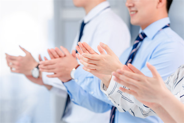 面對人才流失問題，企業(yè)應如何改進人力資源策略？