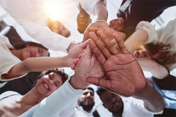 跨國企業(yè)如何管理文化差異以實現(xiàn)全球戰(zhàn)略協(xié)同？