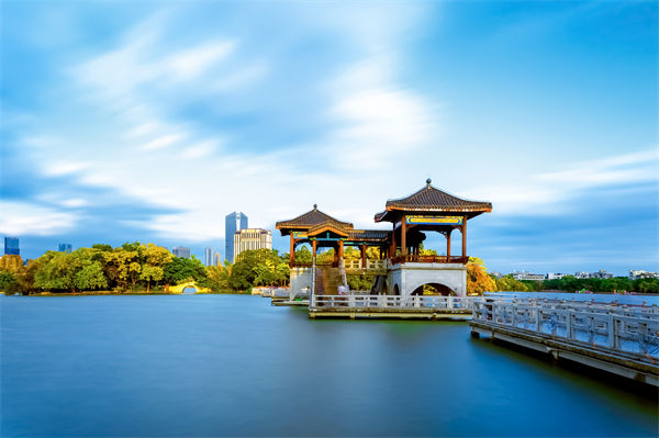 惠州戰(zhàn)略咨詢公司如何為企業(yè)定制長(zhǎng)遠(yuǎn)發(fā)展規(guī)劃？