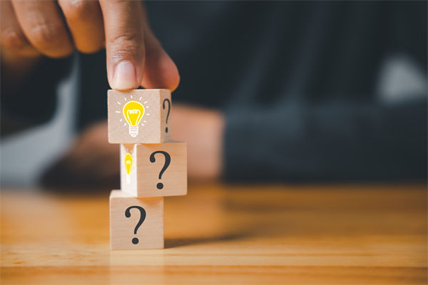 在制定企業(yè)戰(zhàn)略規(guī)劃時，如何平衡短期與長期目標(biāo)？