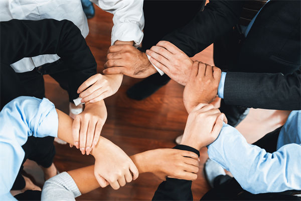 在制定企業(yè)戰(zhàn)略規(guī)劃時，如何平衡短期與長期目標？
