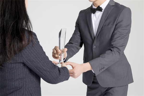 績效管理中，如何激勵優(yōu)秀員工，又幫助其提升？