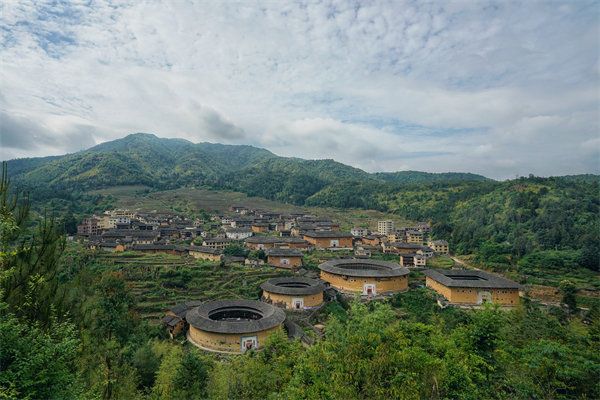 企業(yè)如何借助福州咨詢(xún)公司提升生產(chǎn)效率和減少浪費(fèi)？