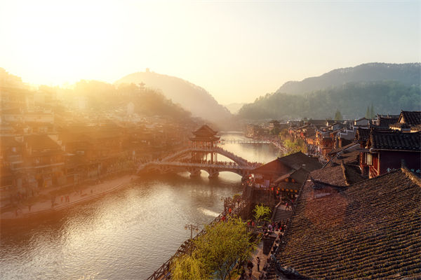 戰(zhàn)略規(guī)劃分析：村民不滿古鎮(zhèn)收門(mén)票，指引游客逃票